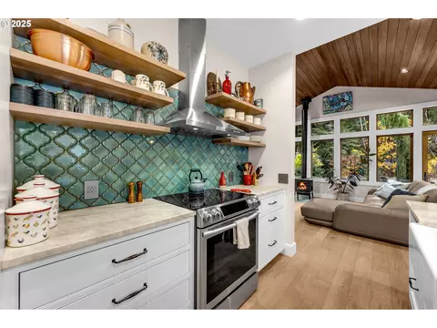 Kitchen - 922 SW Spelling Pl, Cascade Locks, OR 97014 photo 5 of 10