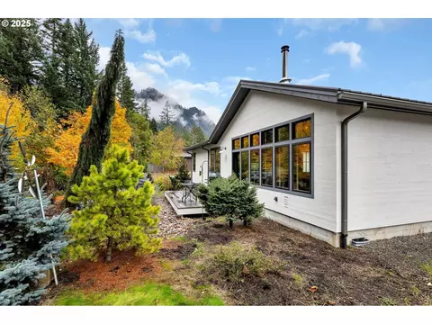 Exterior - 922 SW Spelling Pl, Cascade Locks, OR 97014 photo 7 of 10