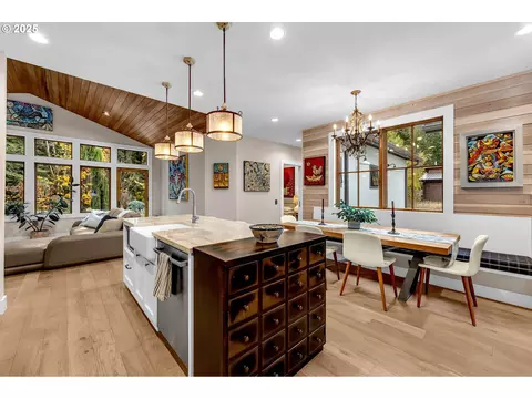 Kitchen - 922 SW Spelling Pl, Cascade Locks, OR 97014 photo 4 of 10