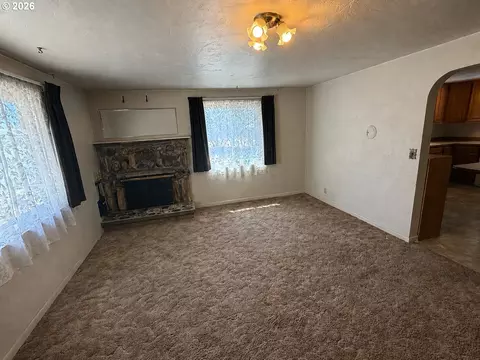 Living - 1265 Tutuilla Rd, Pendleton, OR 97801 photo 4 of 6