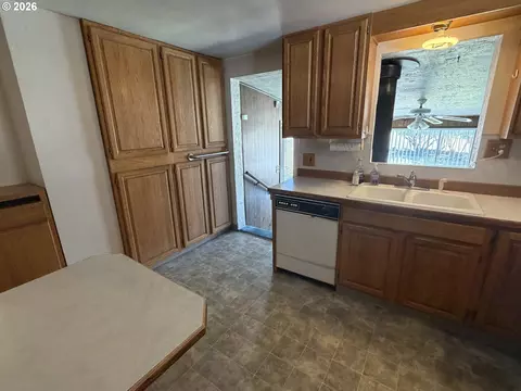 Kitchen - 1265 Tutuilla Rd, Pendleton, OR 97801 photo 2 of 2