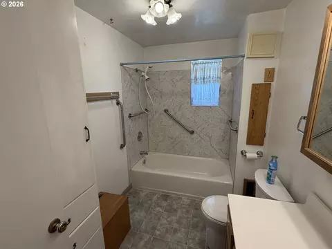 Bath - 1265 Tutuilla Rd, Pendleton, OR 97801 photo 2 of 3