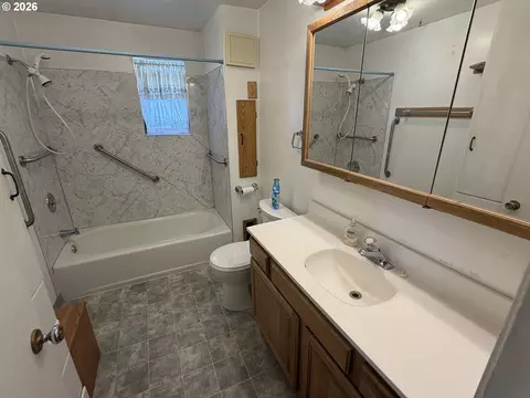 Bath - 1265 Tutuilla Rd, Pendleton, OR 97801 photo 1 of 3