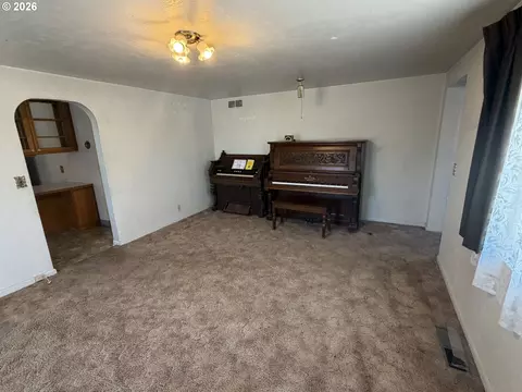 Living - 1265 Tutuilla Rd, Pendleton, OR 97801 photo 5 of 6
