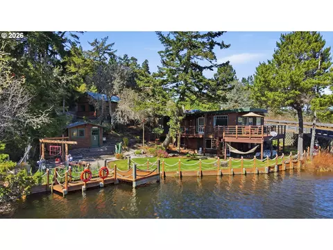 73028 Crannog Rd, North Bend, OR 97459