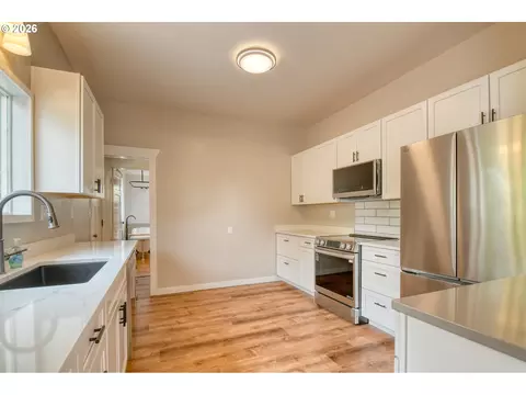Kitchen - 420 SE 10th St, Pendleton, OR 97801 photo 4 of 6