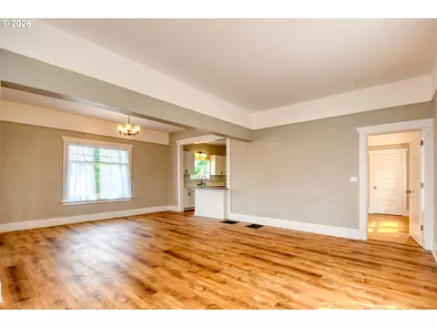 Living - 420 SE 10th St, Pendleton, OR 97801 photo 3 of 4