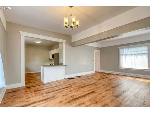 Living - 420 SE 10th St, Pendleton, OR 97801 photo 4 of 4