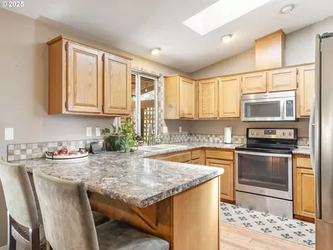 Kitchen - 1536 SE Condor Ave, Gresham, OR 97080 photo 3 of 7