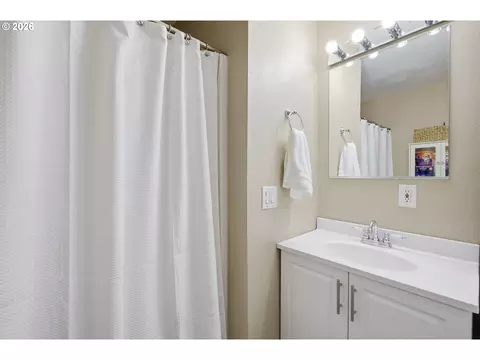 Bath - 4595 Daisy St, Springfield, OR 97478 photo 2 of 2