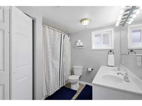 Bath - 4595 Daisy St, Springfield, OR 97478 photo 1 of 2
