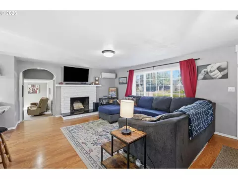 Living - 4595 Daisy St, Springfield, OR 97478 photo 1 of 1