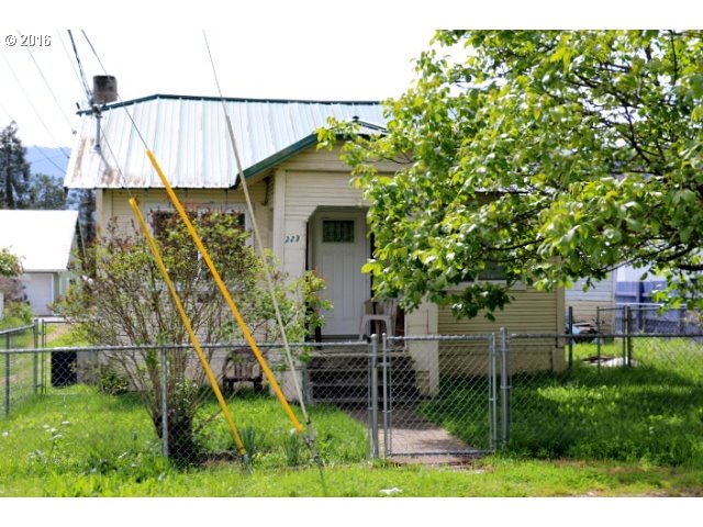 223 E Fourth Ave, Riddle, OR 97469 photo 1
