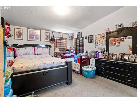 Bedroom - 786 Hoffman Rd, Salem, OR 97301 photo 7 of 10