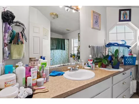 Bath - 786 Hoffman Rd, Salem, OR 97301 photo 3 of 4