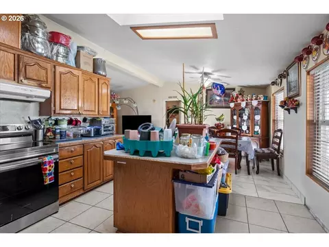 Kitchen - 786 Hoffman Rd, Salem, OR 97301 photo 2 of 6