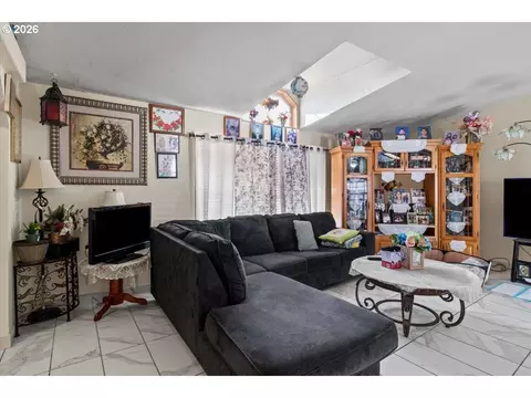 Living - 786 Hoffman Rd, Salem, OR 97301 photo 2 of 2