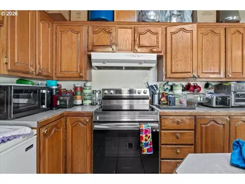 Kitchen - 786 Hoffman Rd, Salem, OR 97301 photo 6 of 6