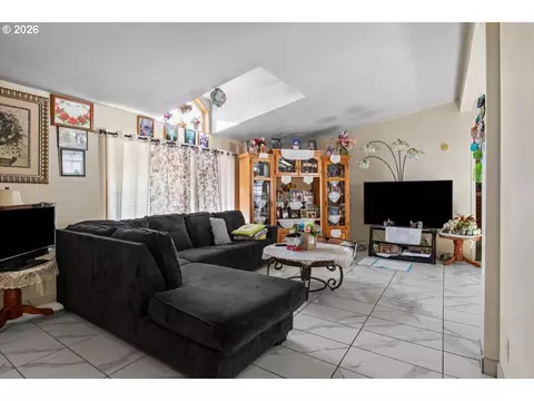 Living - 786 Hoffman Rd, Salem, OR 97301 photo 1 of 2