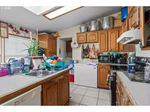 Kitchen - 786 Hoffman Rd, Salem, OR 97301 photo 5 of 6