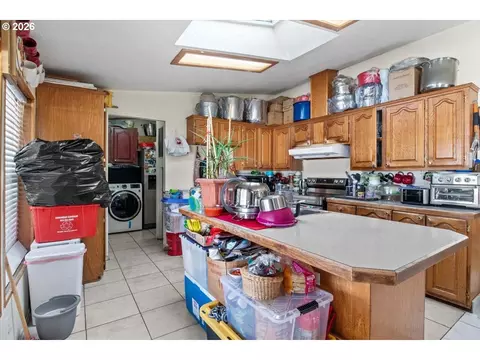 Kitchen - 786 Hoffman Rd, Salem, OR 97301 photo 1 of 6