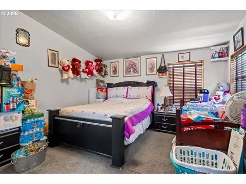 Bedroom - 786 Hoffman Rd, Salem, OR 97301 photo 9 of 10