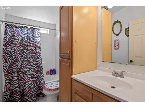 Bath - 786 Hoffman Rd, Salem, OR 97301 photo 2 of 4