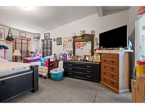 Bedroom - 786 Hoffman Rd, Salem, OR 97301 photo 8 of 10