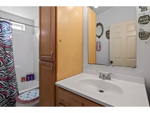 Bath - 786 Hoffman Rd, Salem, OR 97301 photo 1 of 4