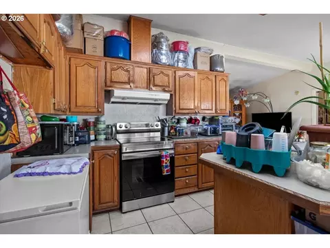 Kitchen - 786 Hoffman Rd, Salem, OR 97301 photo 3 of 6