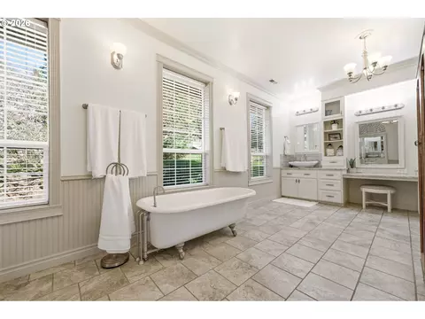 Bath - 2910 SE 282nd Ct, Camas, WA 98607 photo 2 of 7