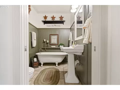 Bath - 2910 SE 282nd Ct, Camas, WA 98607 photo 5 of 7
