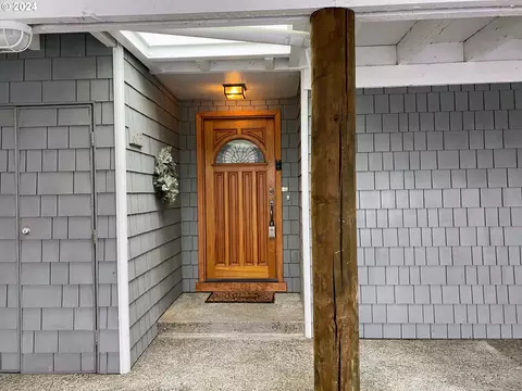 605 N Tomahawk Island Dr, Portland, OR 97217