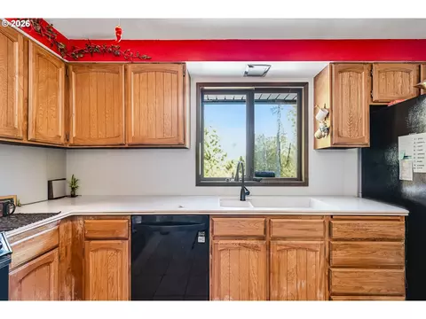 Kitchen - 2330 SE Paloma Dr, Gresham, OR 97080 photo 2 of 3