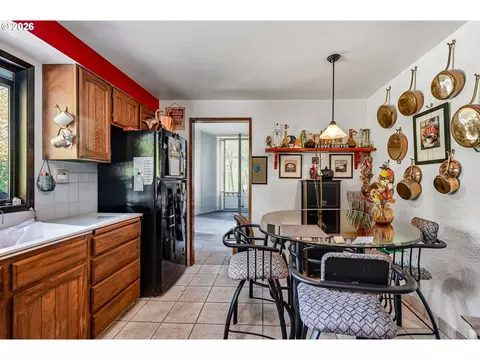 Kitchen - 2330 SE Paloma Dr, Gresham, OR 97080 photo 3 of 3