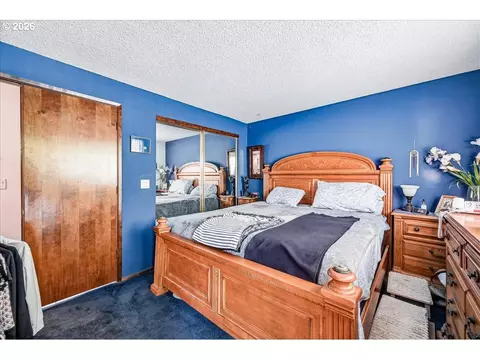 Bedroom - 2330 SE Paloma Dr, Gresham, OR 97080 photo 3 of 4