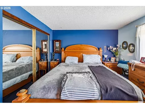 Bedroom - 2330 SE Paloma Dr, Gresham, OR 97080 photo 2 of 4