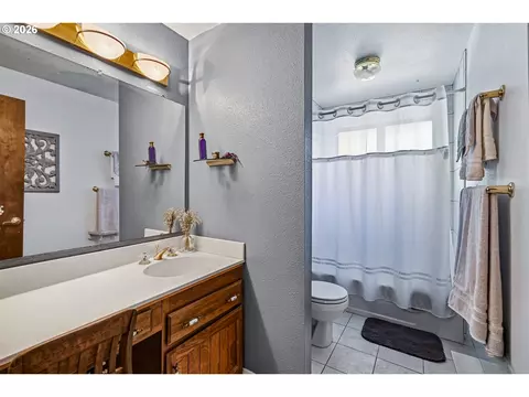 Bath - 2330 SE Paloma Dr, Gresham, OR 97080 photo 2 of 2