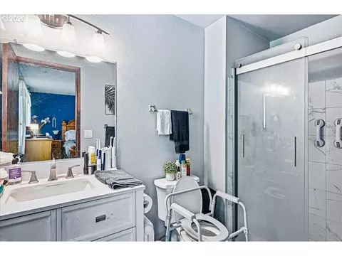 Bath - 2330 SE Paloma Dr, Gresham, OR 97080 photo 1 of 2