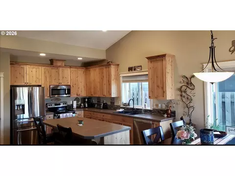 Kitchen - 928 E 16th St, Lafayette, OR 97127 photo 1 of 1