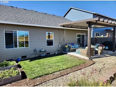 Exterior - 928 E 16th St, Lafayette, OR 97127 photo 2 of 5