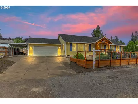 709 S Park St, Carlton, OR 97111
