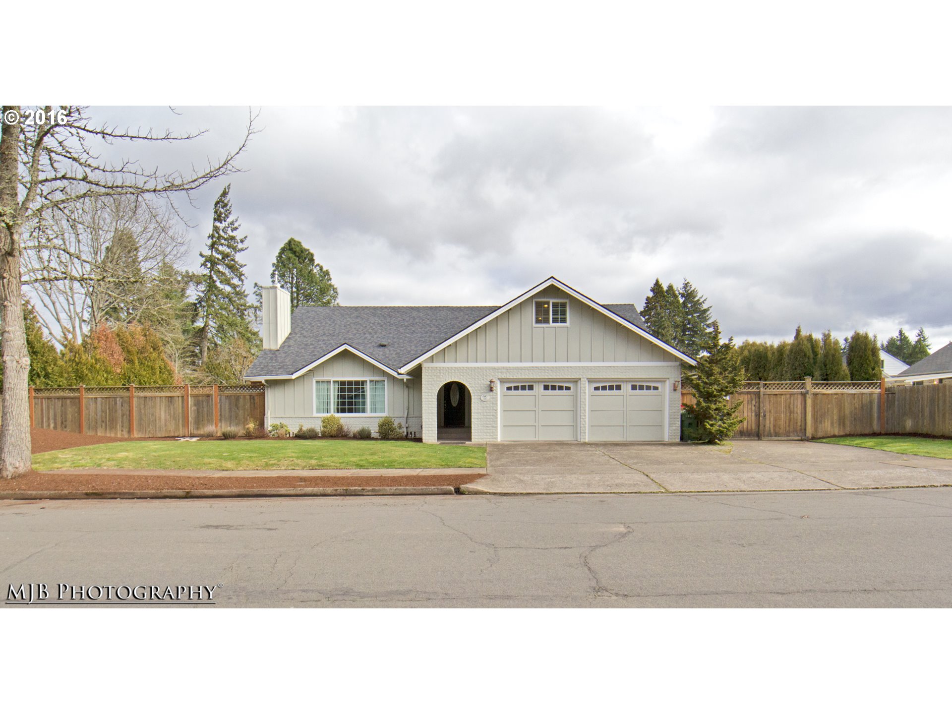 1925 Ridgeway Dr, Eugene, OR 97401 photo 1