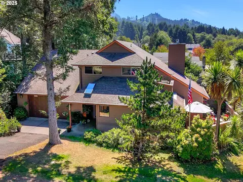 315 N Chinook St, Cannon Beach, OR 97110