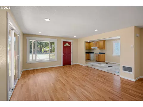 Living - 2631 Edison St, Eugene, OR 97402 photo 2 of 10