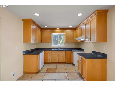 Kitchen - 2631 Edison St, Eugene, OR 97402 photo 4 of 6