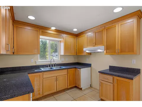 Kitchen - 2631 Edison St, Eugene, OR 97402 photo 5 of 6