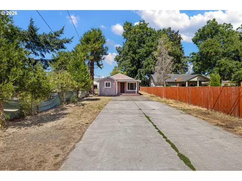 Exterior - 2631 Edison St, Eugene, OR 97402 photo 2 of 4