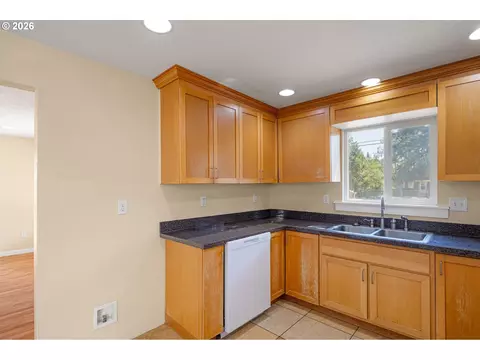 Kitchen - 2631 Edison St, Eugene, OR 97402 photo 6 of 6