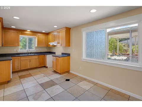 Kitchen - 2631 Edison St, Eugene, OR 97402 photo 3 of 6